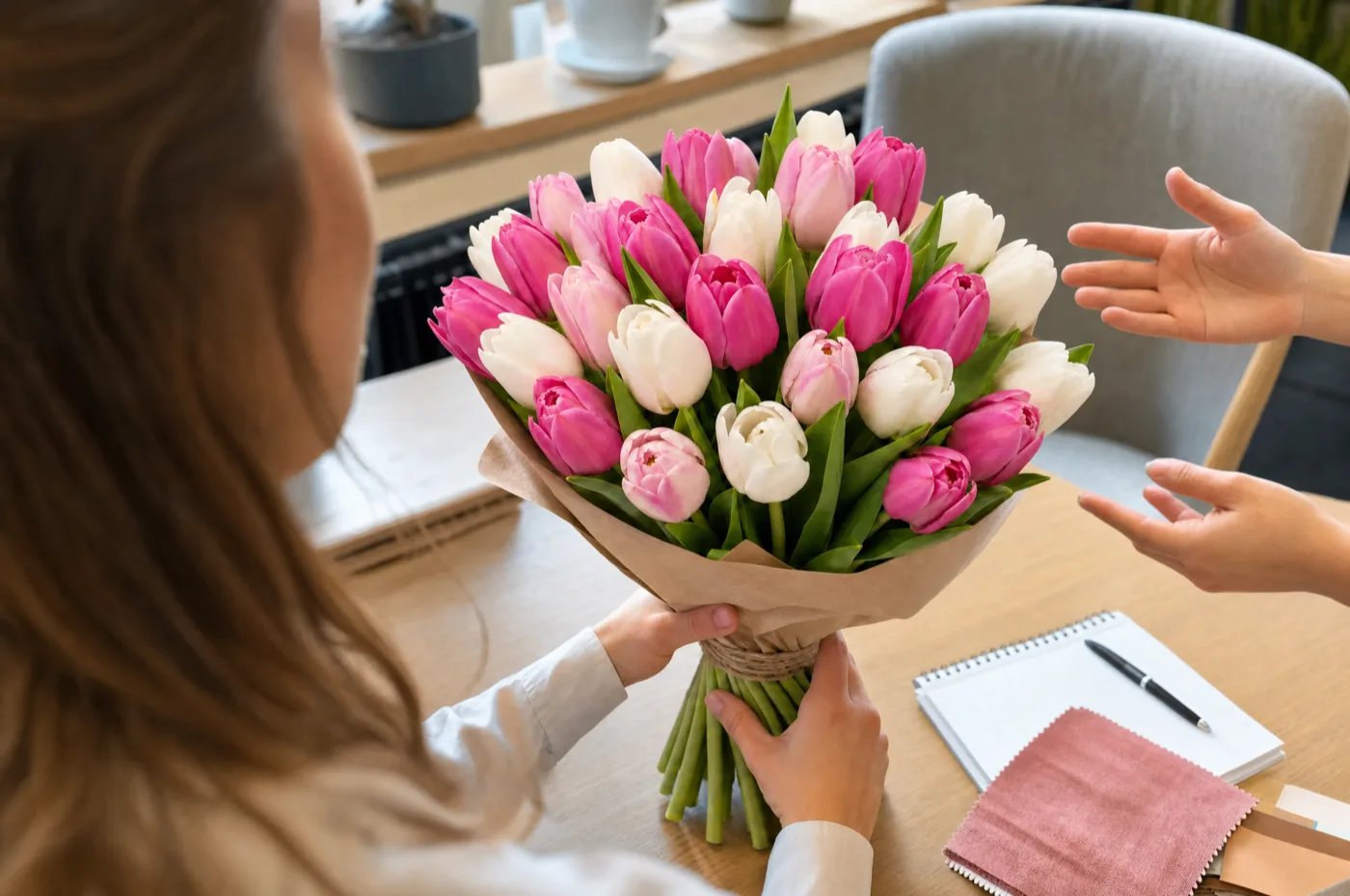 Floristka připravuje návrh květinové výzdoby na míru